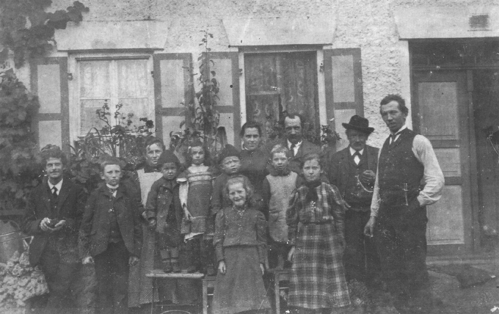 Glöggler mit Vater Robert, Mutter Maria u. Geschwister, 4. von rechts auf Hocker, 1914